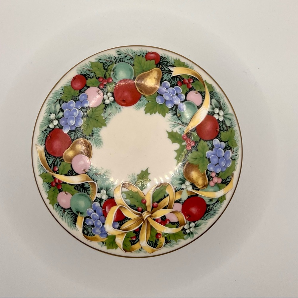 Beautiful Mikasa Vintage 1980’s Porcelain Christmas Bouquet Trinket Box - Picture 6 of 7